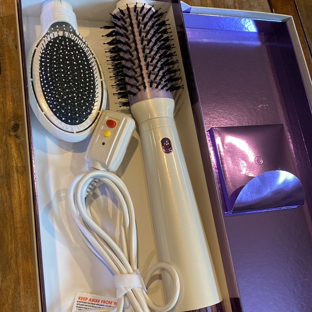 BRAND NEW MONAT ONE STEP WONDER BRUSH